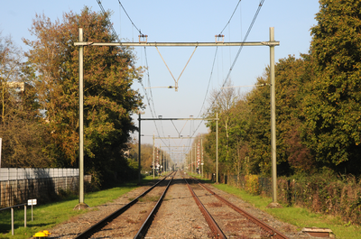 913020 Gezicht op de Oosterspoorweg te Utrecht, uit het zuiden, vanaf de spoorwegovergang in de Huizingalaan.